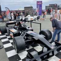 www.CARSandSTARS.nl-22.08.24-Boels-Verhuur-Pitstop-Challenge-racesimulators-podiumtrailer-Batak-Fotostudio-17