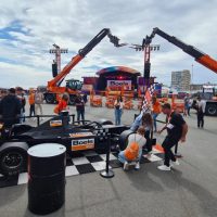 www.CARSandSTARS.nl-22.08.24-Boels-Verhuur-Pitstop-Challenge-racesimulators-podiumtrailer-Batak-Fotostudio-2