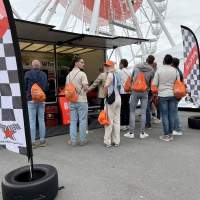 www.CARSandSTARS.nl-22.08.24-Boels-Verhuur-Pitstop-Challenge-racesimulators-podiumtrailer-Batak-Fotostudio-3