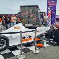 www.CARSandSTARS.nl-22.08.24-Boels-Verhuur-Pitstop-Challenge-racesimulators-podiumtrailer-Batak-Fotostudio-8